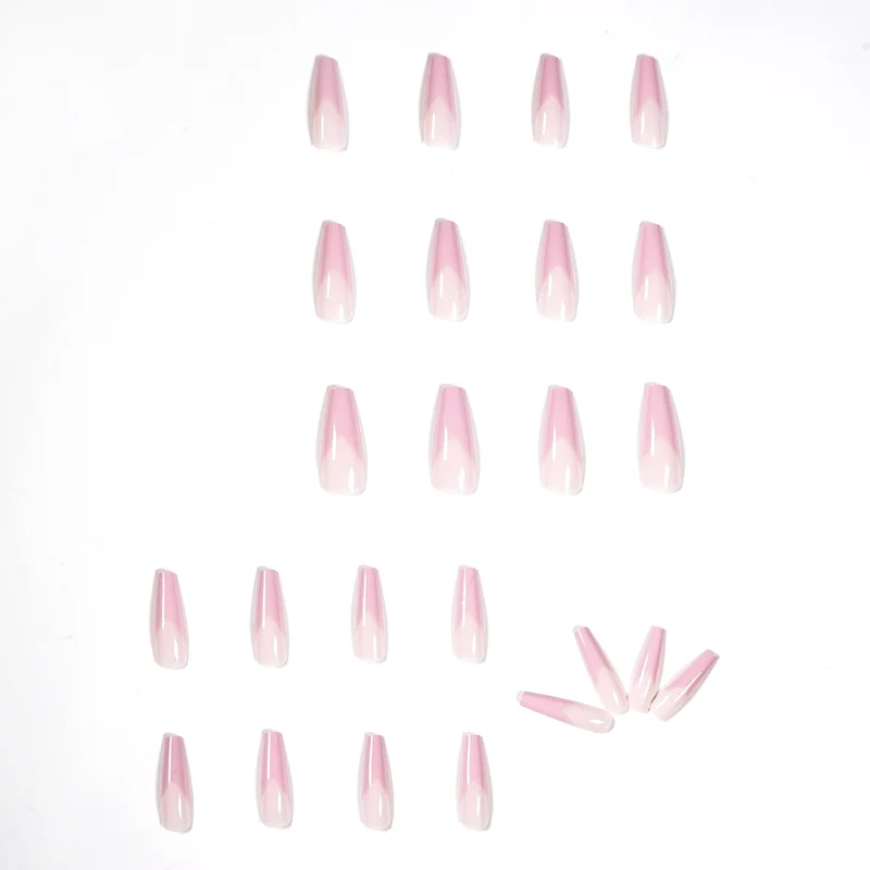 Kunstvolle Kunstnägel im eleganten Stiletto-Stil Karnz