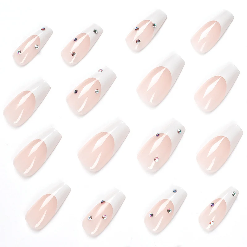 Kunstvolle Kunstnägel im eleganten French-Tip Design mit Glitzerakzenten Karnz