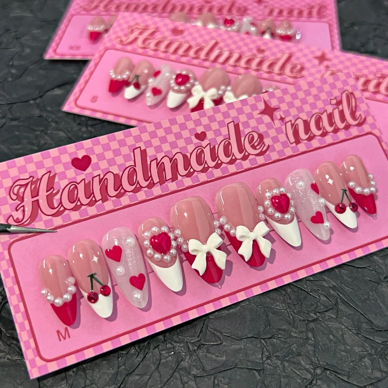 Kunstvolle Handgemachte Nagelkunst mit Herzen und Schleifen Karnz