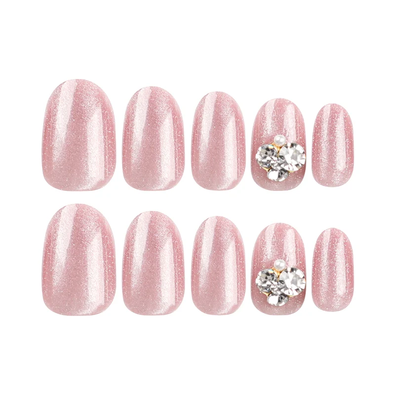 Kunstvolle Glitzer-Nagelverlängerungen mit eleganten Strass-Akzenten Karnz