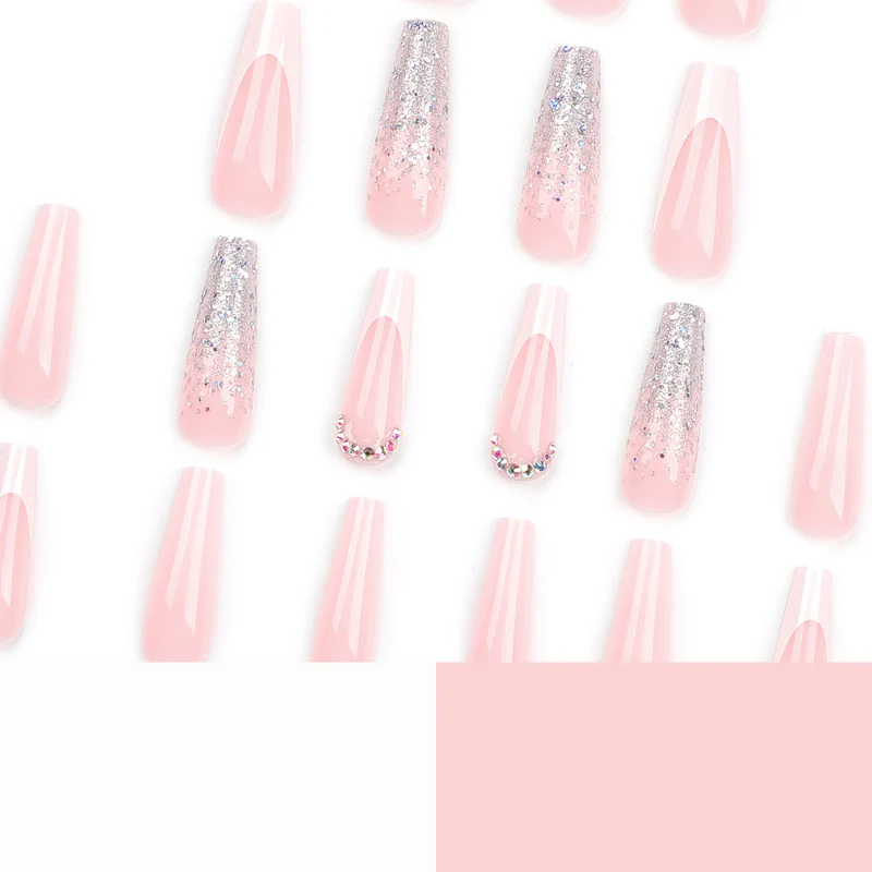 Kunstvolle Gel-Nägel mit Glitzer- und Ombre-Effekt Karnz