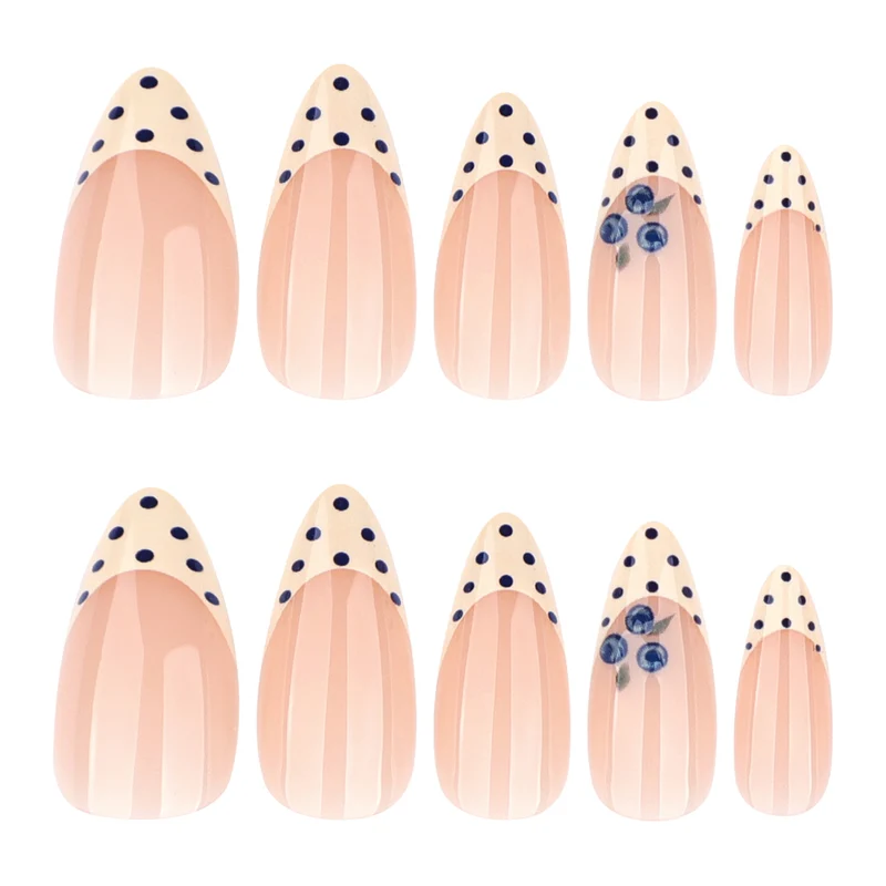 Kunstvolle Nagelverlängerungen mit zarten Blüten- und Punktdesign Karnz