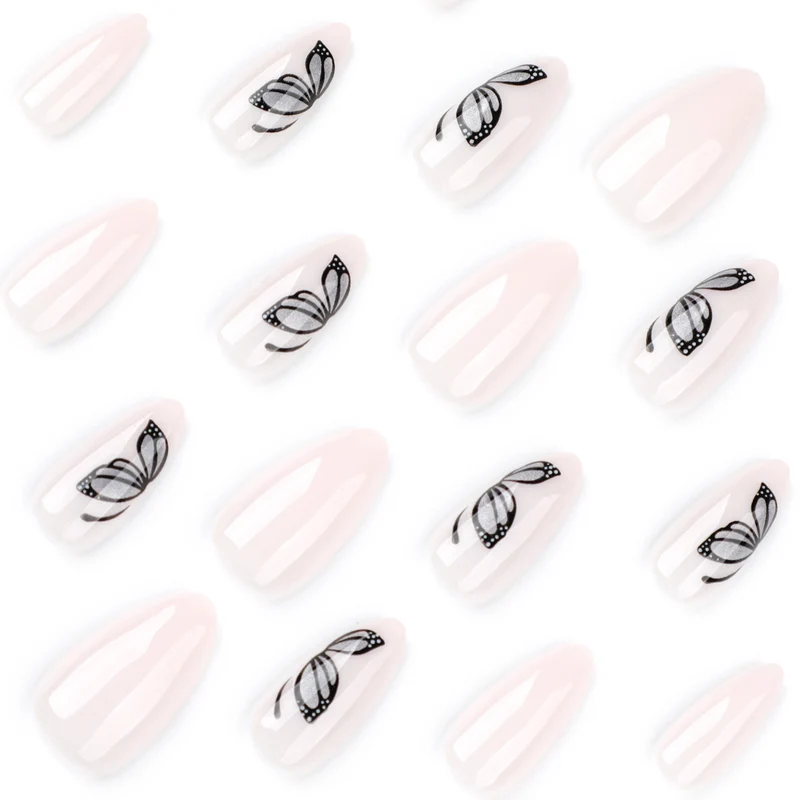 Kunstvolle Nagelverlängerungen mit zartem Schmetterlingsdesign Karnz