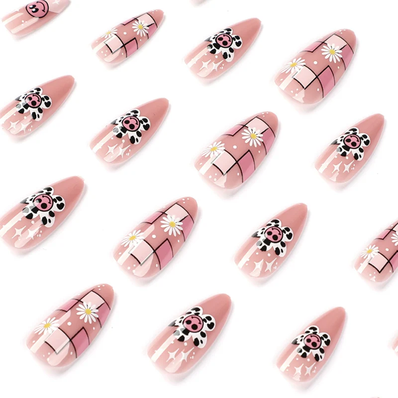Kunstvolle Nagelverlängerungen mit verspieltem Design und einzigartigen Motiven Karnz