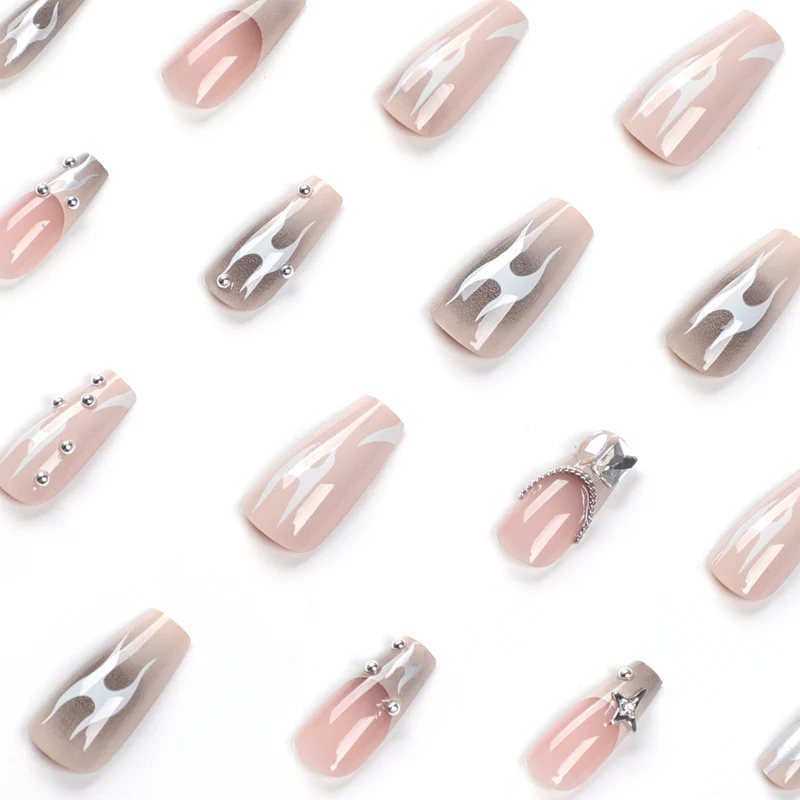 Kunstvolle Nagelverlängerungen mit trendigem Glanz- und Design Karnz