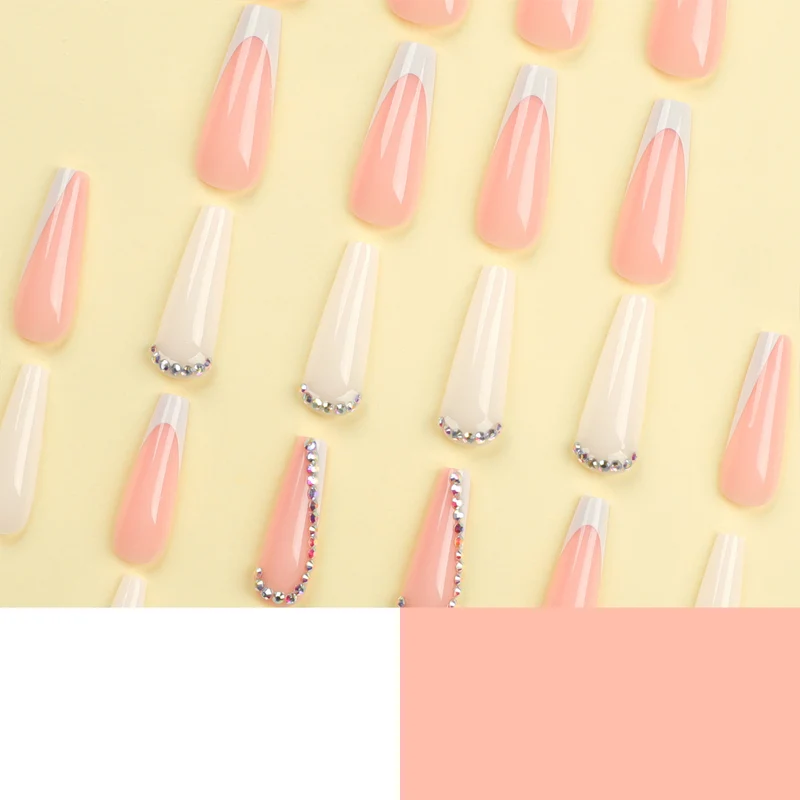 Kunstvolle Nagelverlängerungen mit strassverzierten Akzenten Karnz