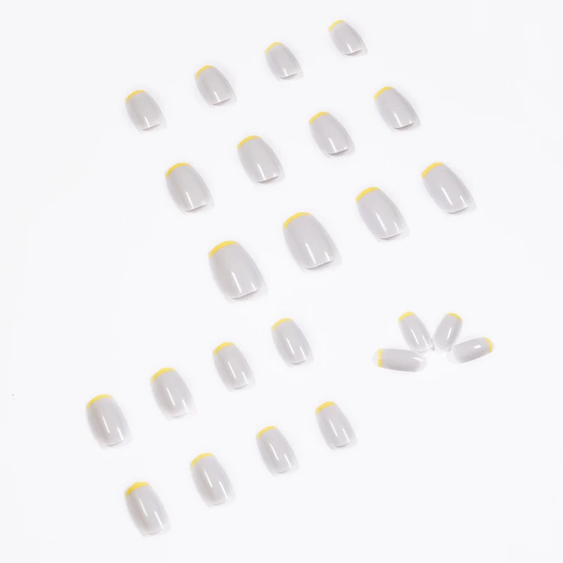 Kunstvolle Nagelverlängerungen mit modernem French-Tip Design Karnz