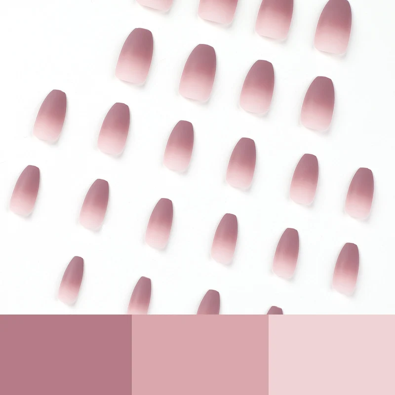 Kunstvolle Nagelverlängerungen mit mattem Ombre-Effekt Karnz