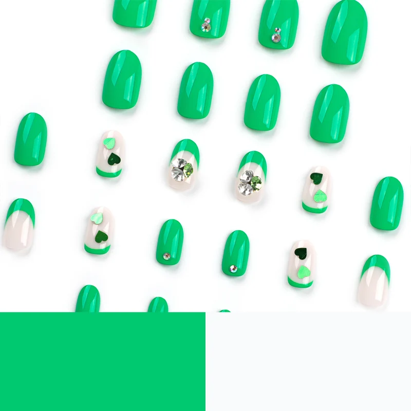 Kunstvolle Nagelverlängerungen mit liebenswerten Herzmotiven und Glitzerakzenten Karnz
