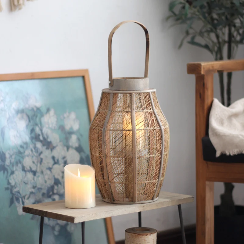 Dekorative Rattan-Lampe Karnz