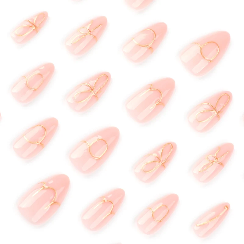 Kreative Nagelkunst mit goldenen Akzenten und trendigen Schriftzügen Karnz
