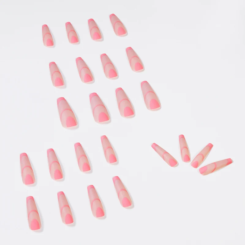 Kreative Nagelkunst mit geometrischem Design Karnz