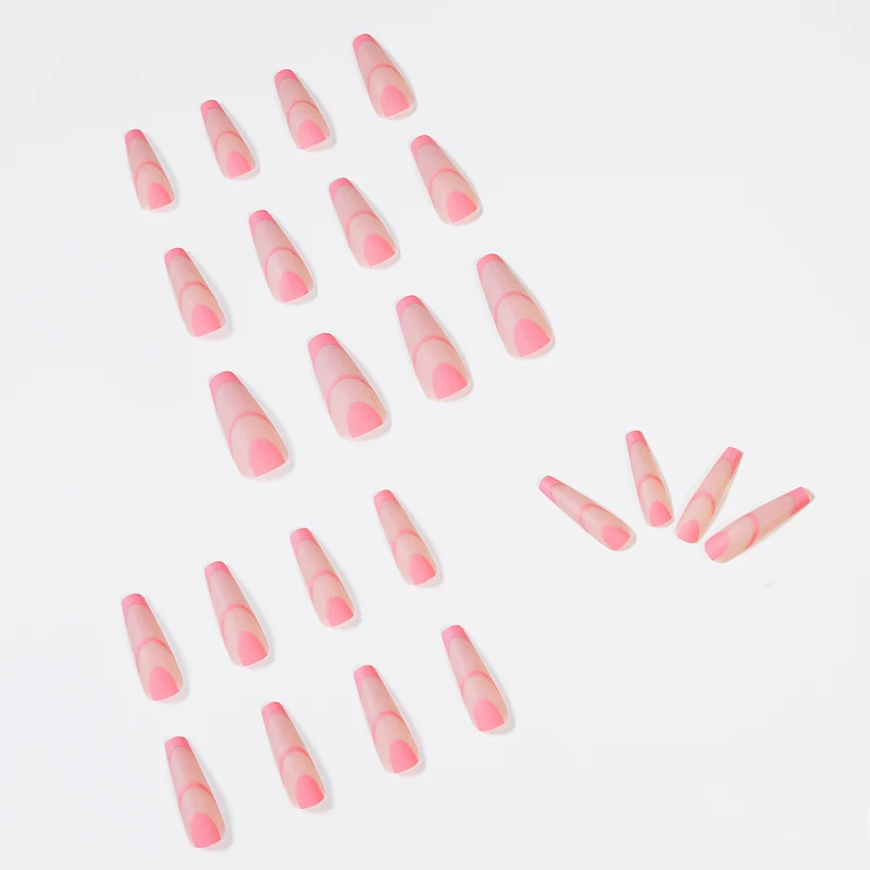 Kreative Nagelkunst mit geometrischem Design Karnz