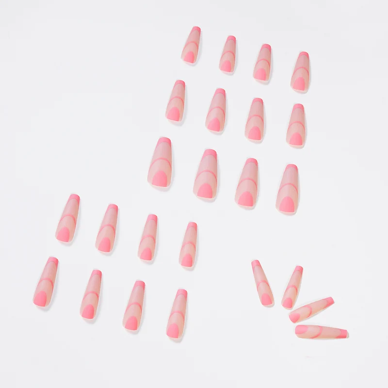 Kreative Nagelkunst mit geometrischem Design Karnz