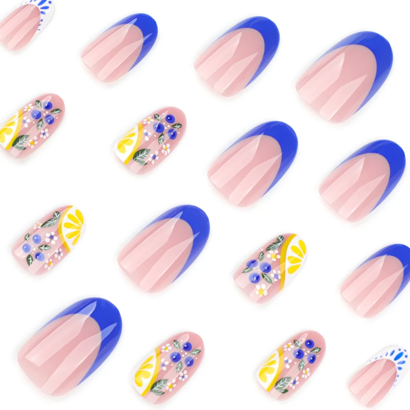 Kreative Nagelkunst mit floralem Design Karnz