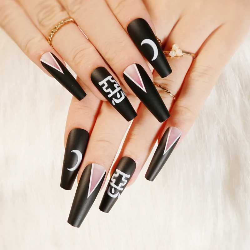 Kunstvolle Nagelverlängerungen mit kreativen Augen-Design Karnz
