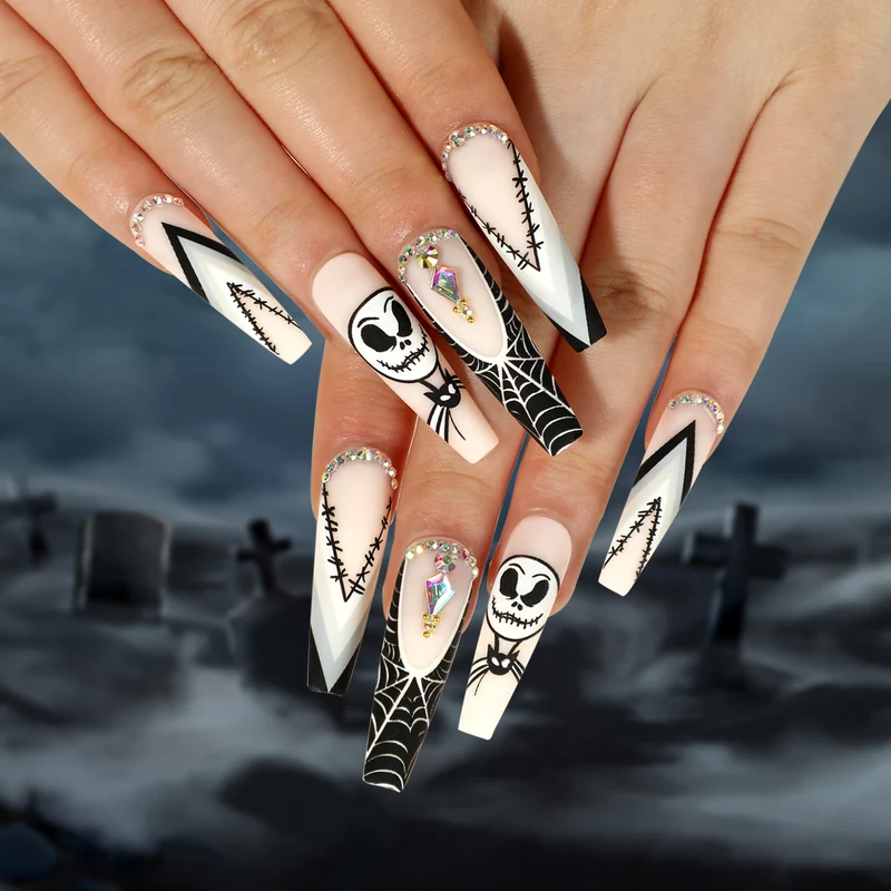 Kunstvolle Nagelverlängerungen mit kreativen Augen-Design Karnz