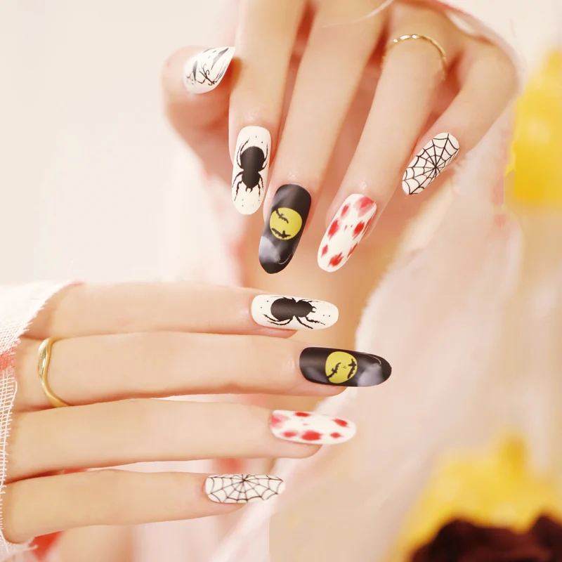 Kunstvolle Nagelverlängerungen mit kreativen Augen-Design Karnz