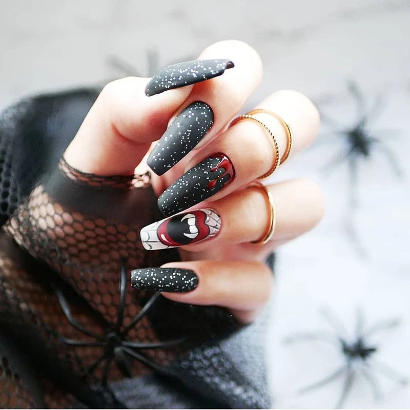 Kunstvolle Nagelverlängerungen mit kreativen Augen-Design Karnz