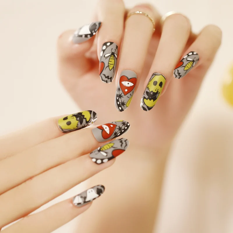 Kunstvolle Nagelverlängerungen mit kreativen Augen-Design Karnz