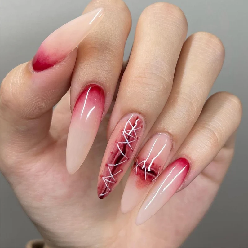 Kunstvolle Nagelverlängerungen mit kreativen Augen-Design Karnz