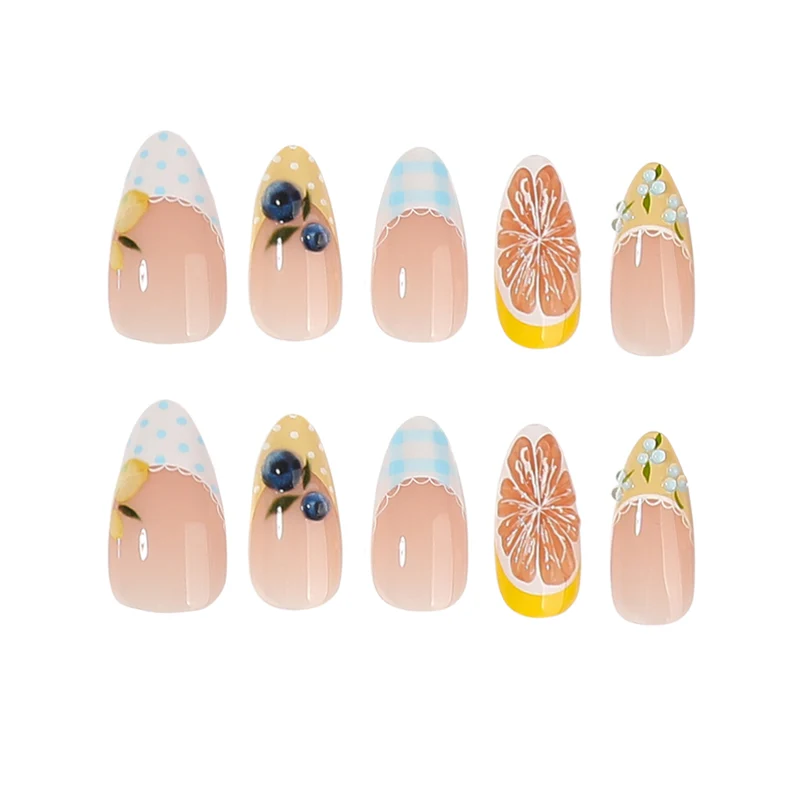 Kunstvolle Nagelverlängerungen mit kreativem Floral-Design Karnz