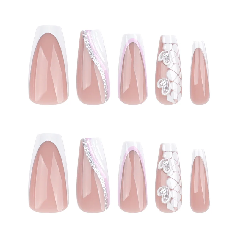 Kunstvolle Nagelverlängerungen mit Herzdesign und Glitzerakzenten Karnz