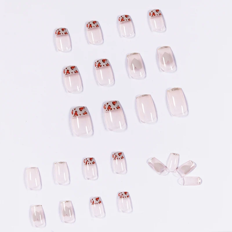Kunstvolle Nagelverlängerungen mit Herz- und Leopardenakzenten Karnz