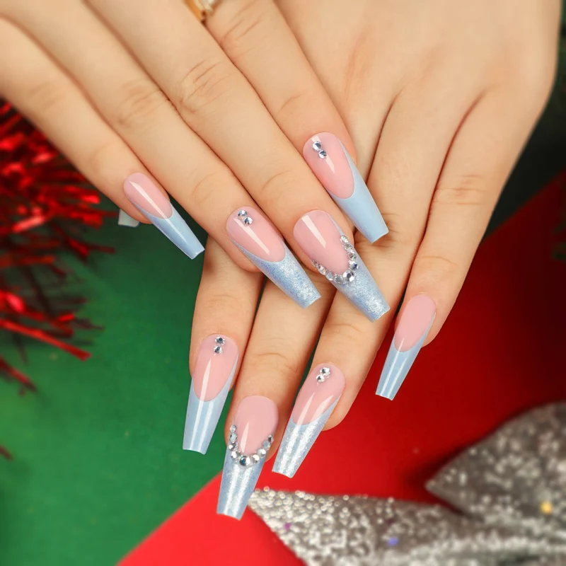 Kunstvolle Nagelverlängerungen mit Glitzer und Strassverzierungen Karnz