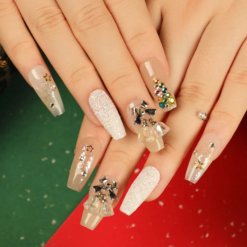 Kunstvolle Nagelverlängerungen mit Glitzer und Strassverzierungen Karnz