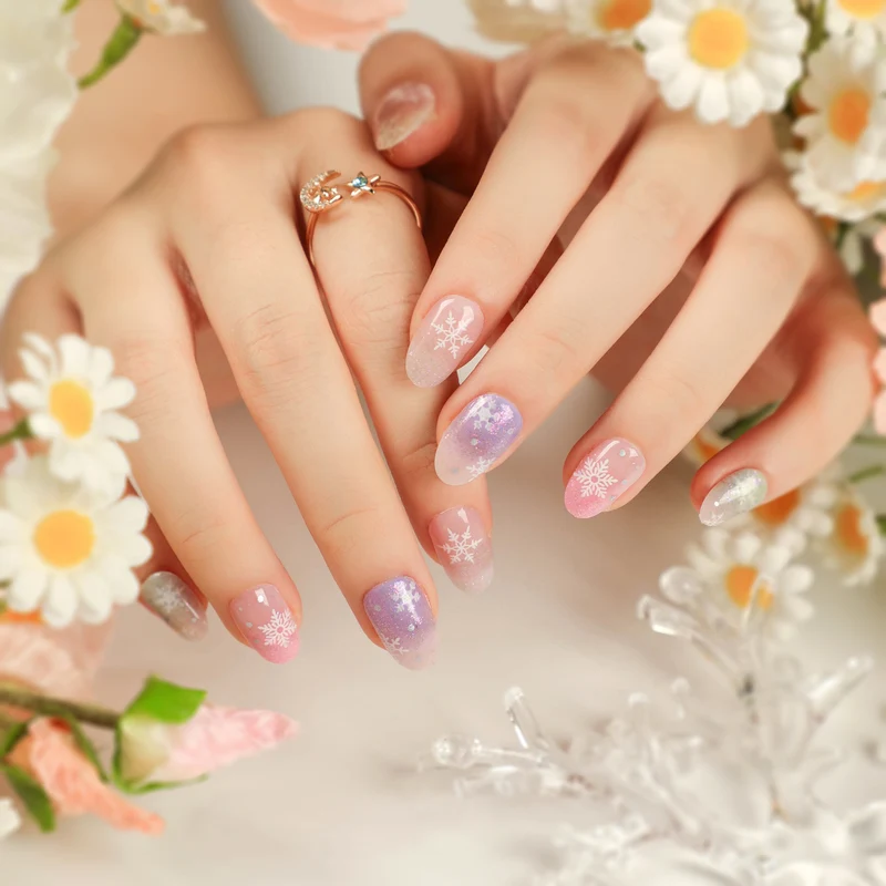 Kunstvolle Nagelverlängerungen mit Glitzer und Strassverzierungen Karnz