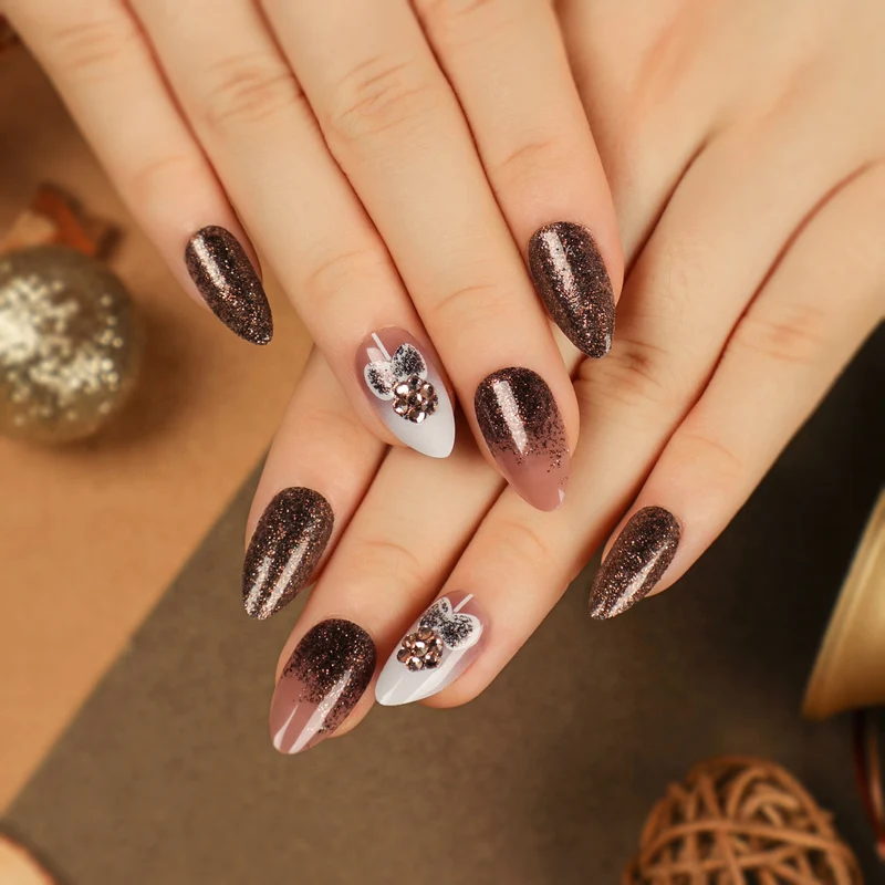 Kunstvolle Nagelverlängerungen mit Glitzer und Strassverzierungen Karnz