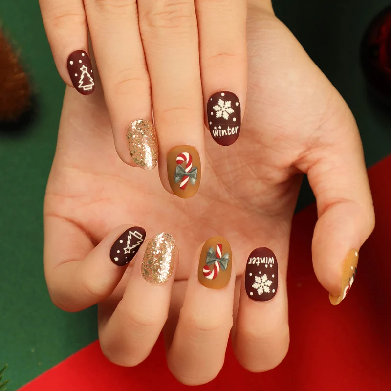 Kunstvolle Nagelverlängerungen mit Glitzer und Strassverzierungen Karnz