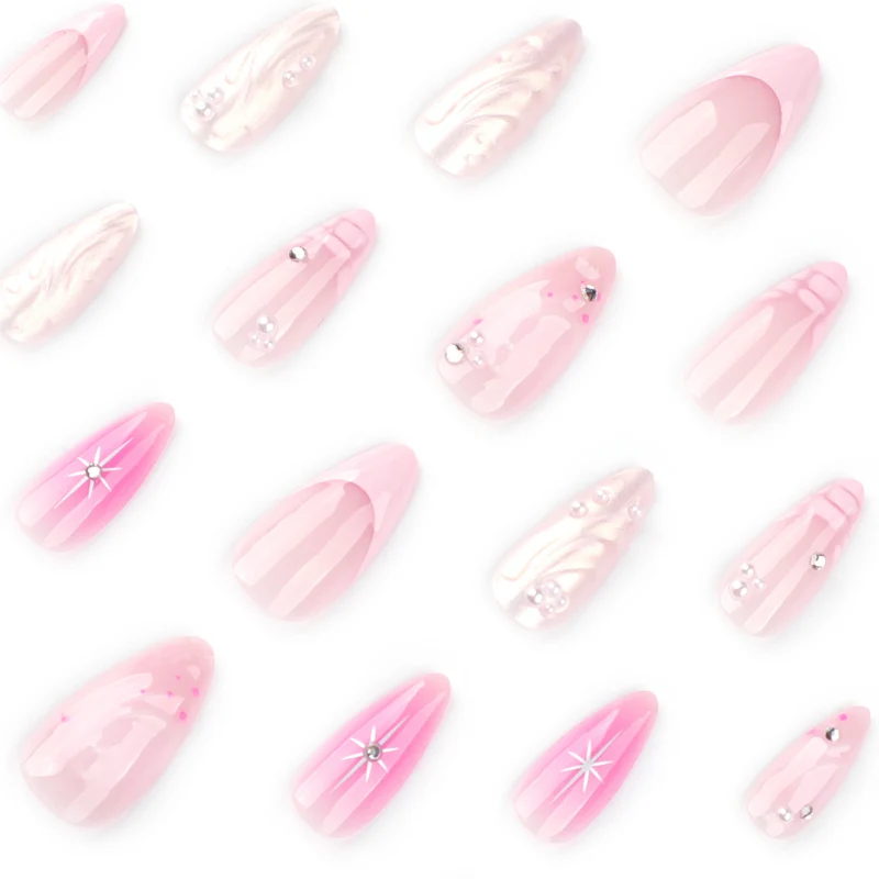 Kunstvolle Nagelverlängerungen mit Glitzer- und Muschelmotiven Karnz