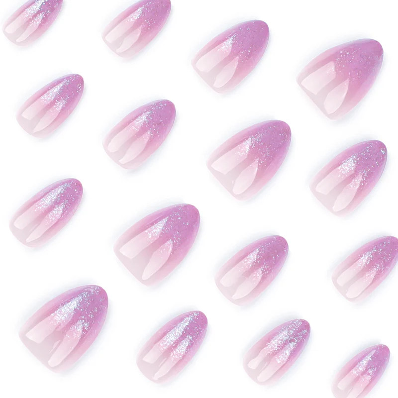 Kunstvolle Nagelverlängerungen mit Glitzer-Gradient Karnz