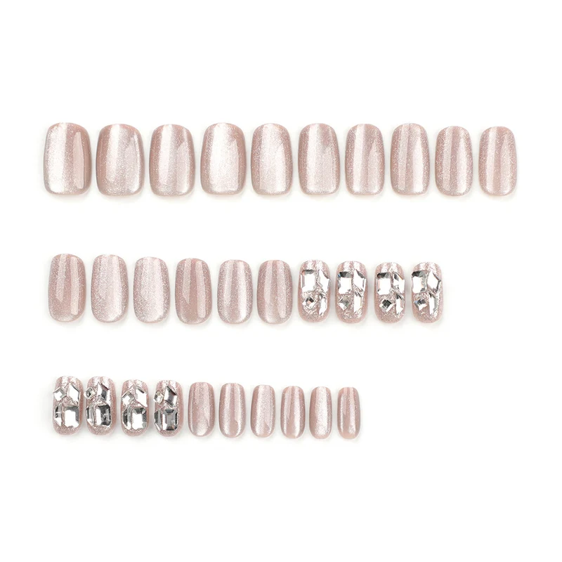Kunstvolle Nagelverlängerungen mit Glamourösem Glitzer-Design Karnz
