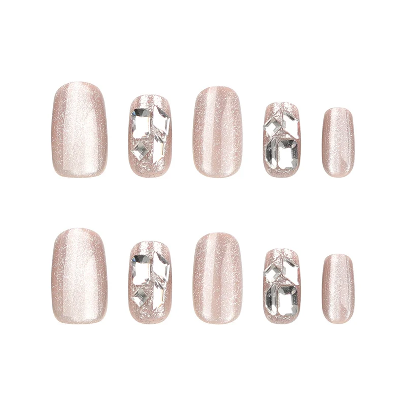 Kunstvolle Nagelverlängerungen mit Glamourösem Glitzer-Design Karnz