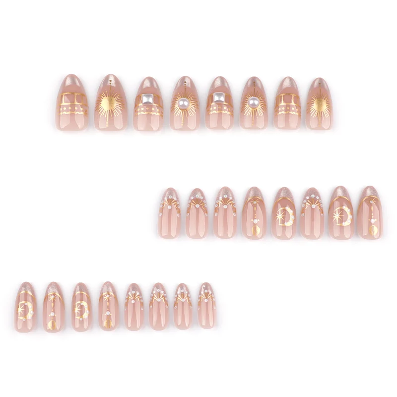 Glamouröse Nagelkunst mit feinen Goldakzenten Karnz