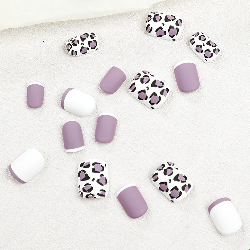 Glamouröse Nagelkunst mit eleganten Leopardenmotiven und Farbverlauf Karnz