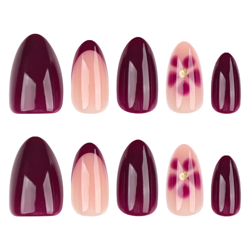 Glamouröse Nagelkunst mit Blumenakzenten Karnz