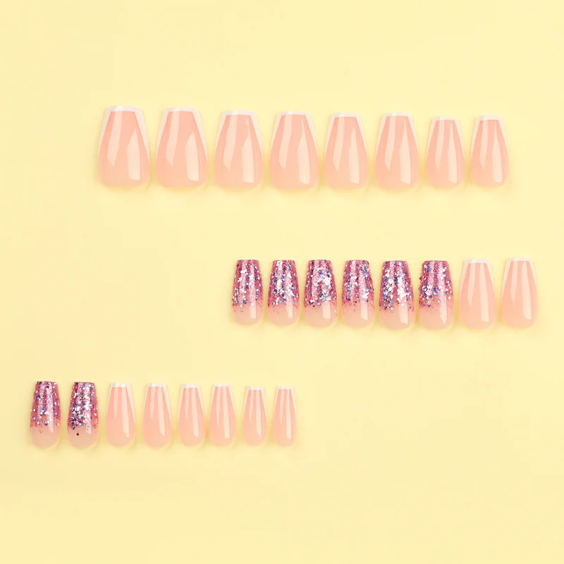 Glamouröse Glitzer-Nägel mit Eleganter French-Tip Karnz