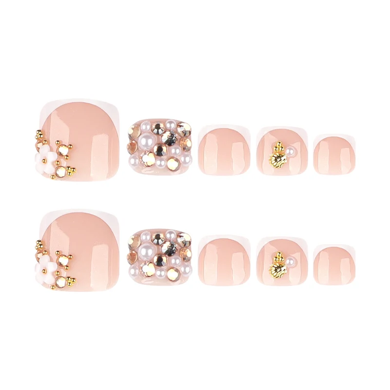 Glamouröse Fußnagelkunst mit luxuriösen Strass- und Blütenmotiven Karnz