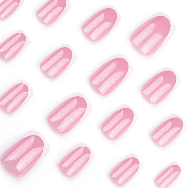 Funkelnde Nagelkunst mit elegantem French Tip Karnz