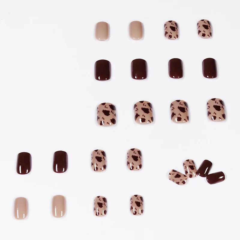 Exklusive Nagelart mit Tiermuster und Glanz Karnz