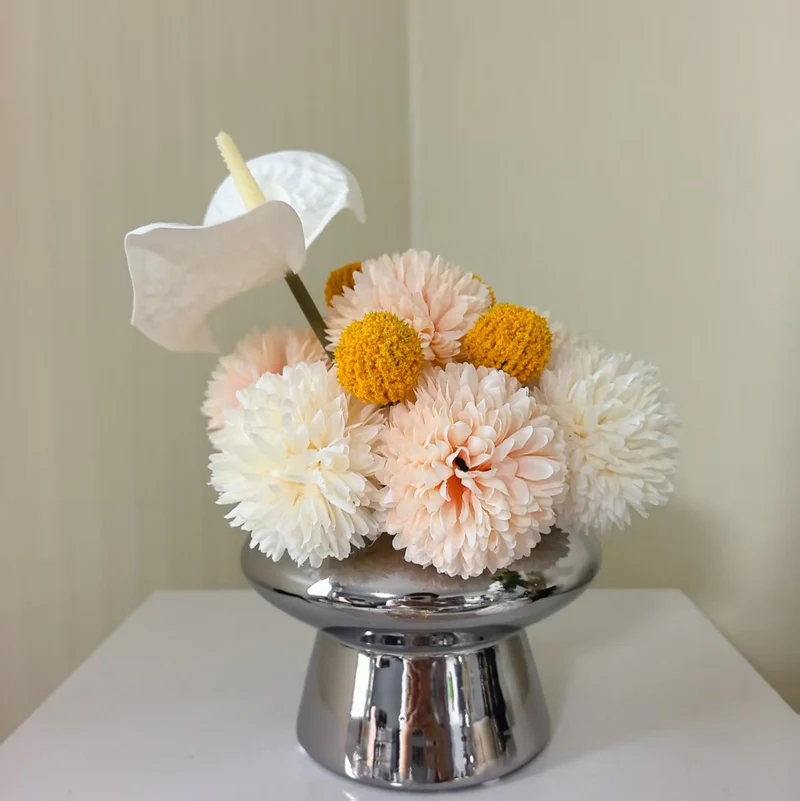 Dekorative künstliche Blumenarrangement