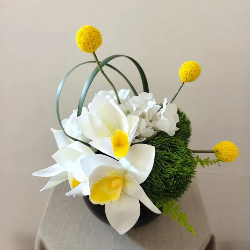 Elegante dekorative Orchideenarrangement