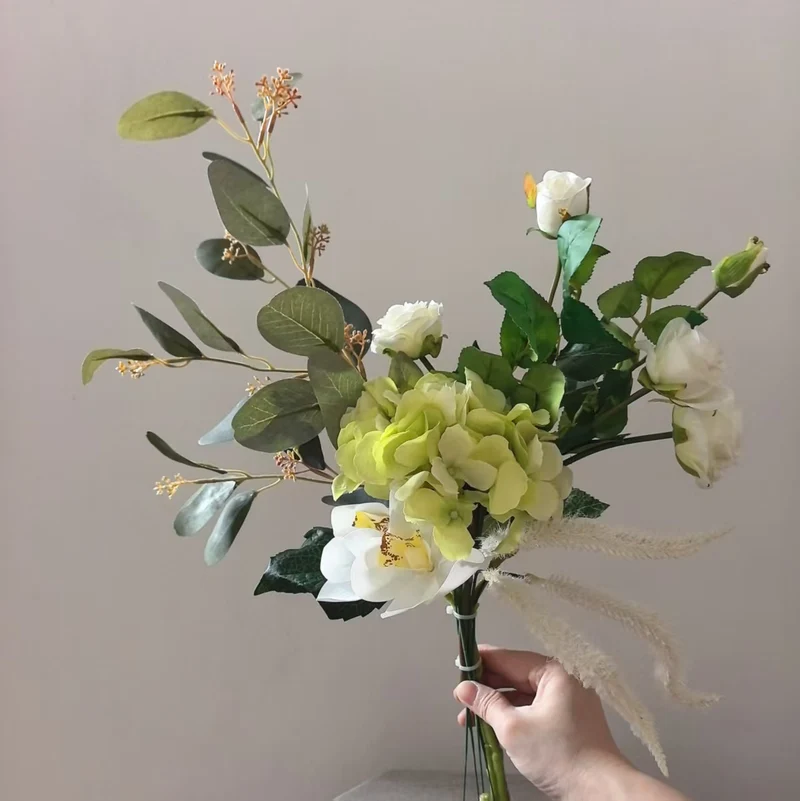 Eleganter künstlicher Blumengesteck