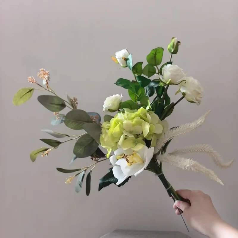 Eleganter künstlicher Blumengesteck