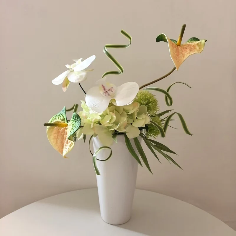 Elegante künstliche Blumenarrangement