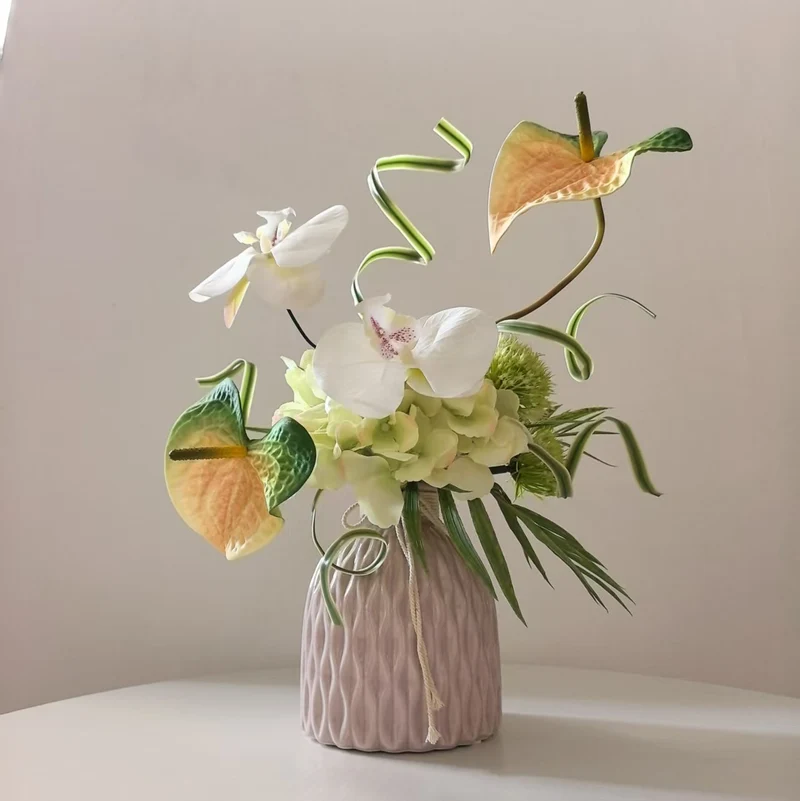 Elegante künstliche Blumenarrangement